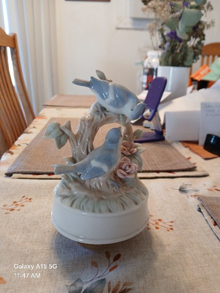 Porcelain Birds Plays Music