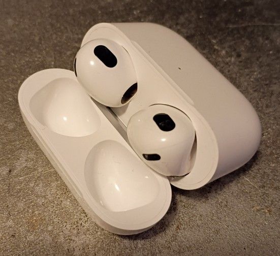 Apple Airpods 3 Generation Bluetooth Earbuds With Charger Case