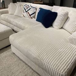 Lindyn Ivory 3pc RAF Chaise Sectional