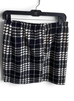 Ladies black and white plaid skirt “LG” stretches