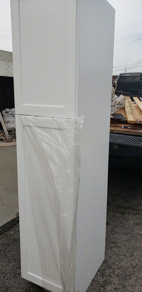 Pantry Gabinet 18x24x84 White Sake