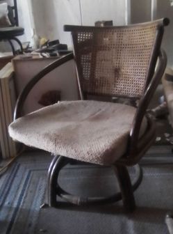 Swivel captains chairs