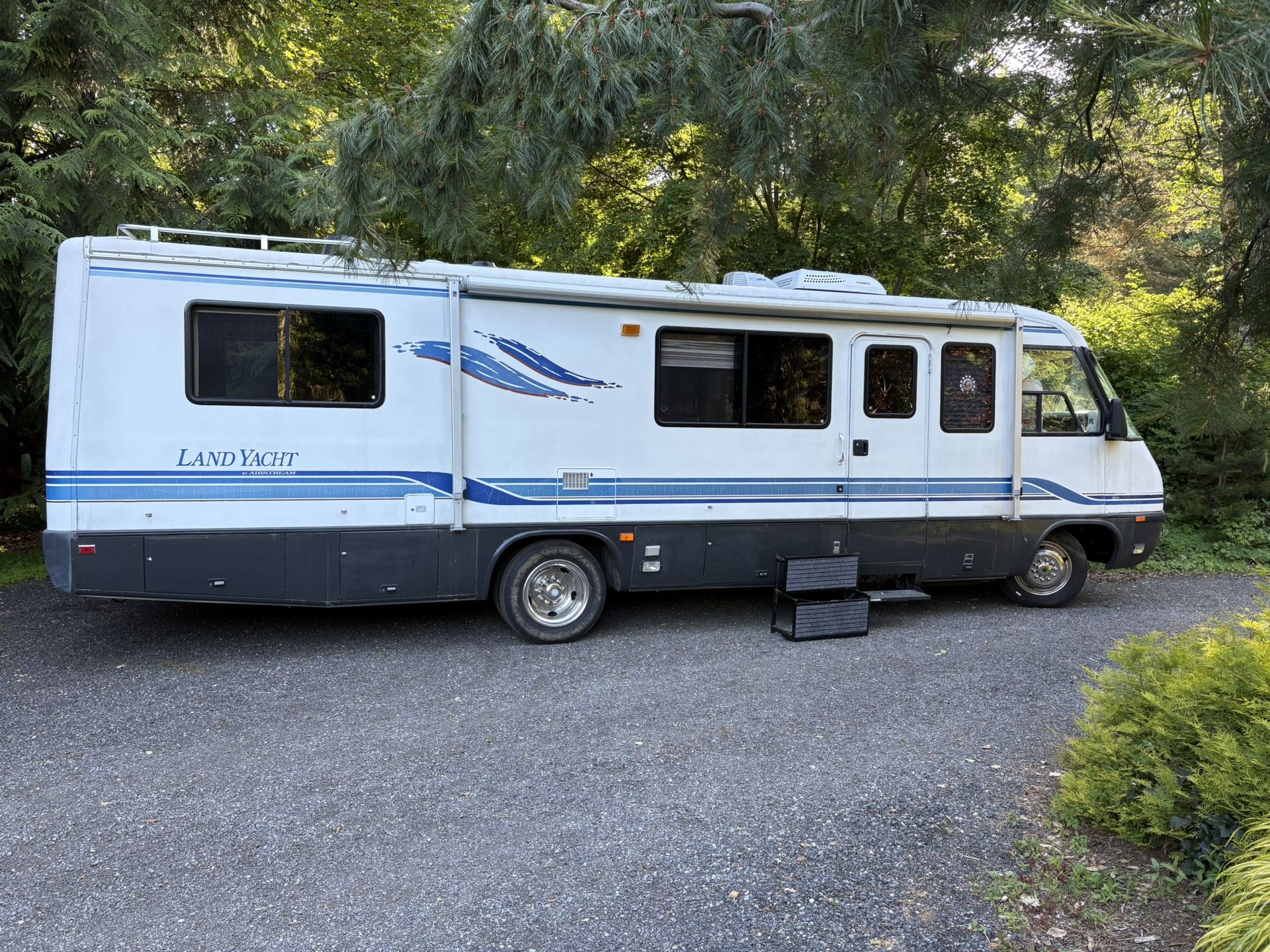 1996 30’ Airstream Land Yacht