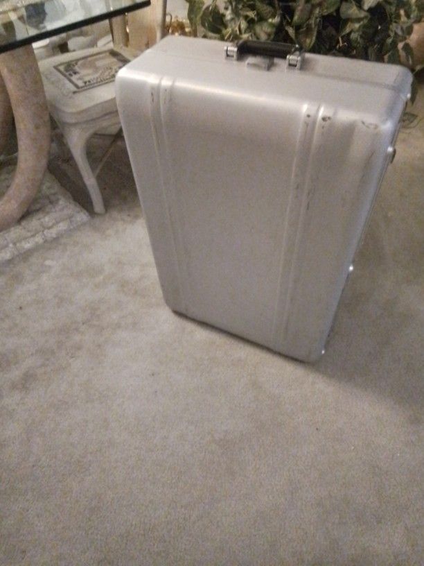 ZERO HALLIBURTON SUITCASE