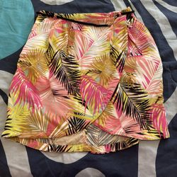 H & M , Size Medium crossed skirt with a detail at the waist , with pockets Good condition