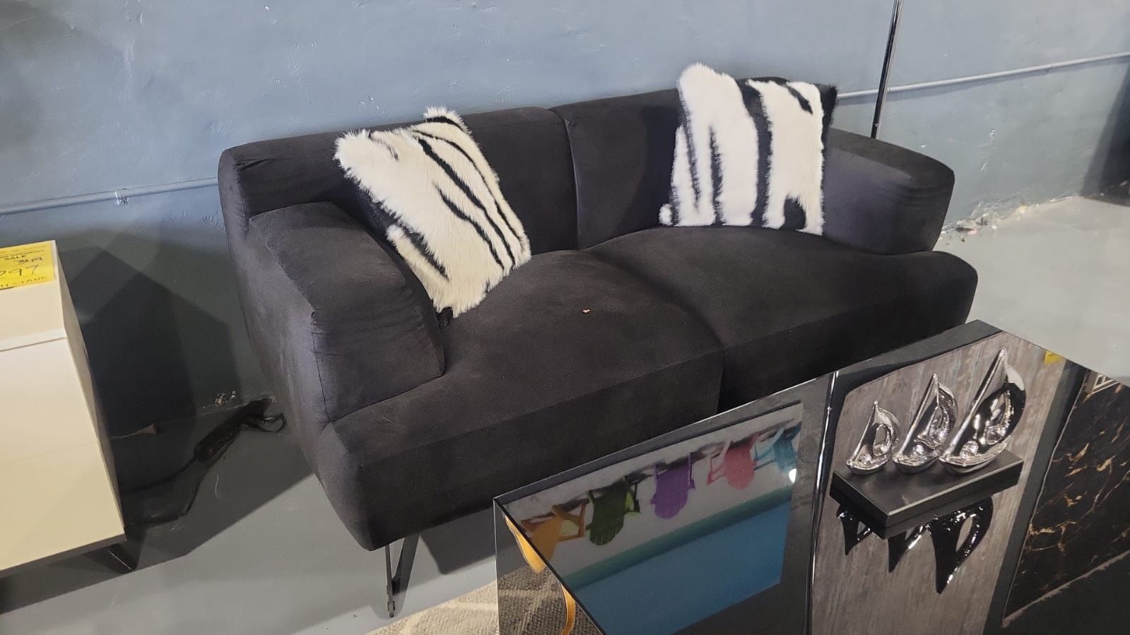 NEW LOVESEAT BLACK VELVET 70x38