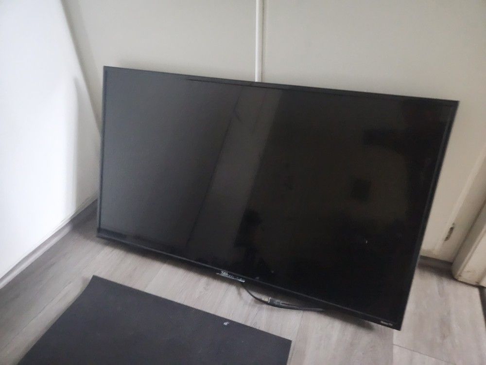 32 Inch TLC Roku TV With Remote And Rack For Wall