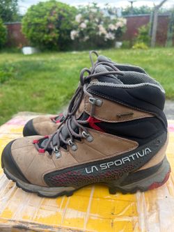La Sportiva GTX Women’s Tan and Black Hiking Boots with Red Details Boots Size 9.5