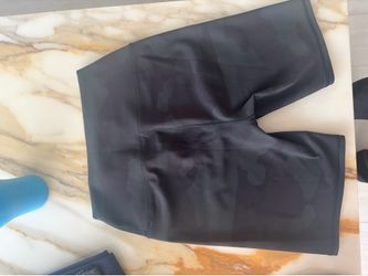 Yoga High-Waist Camo Biker Shorts – Black – Size Small