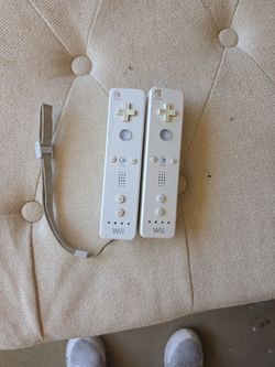 Nintendo Wii Remotes – Set of 2