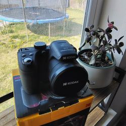 KODAK PIXPRO AZ405 - 40x Zoom, New with box
 PLUS Carrying Case