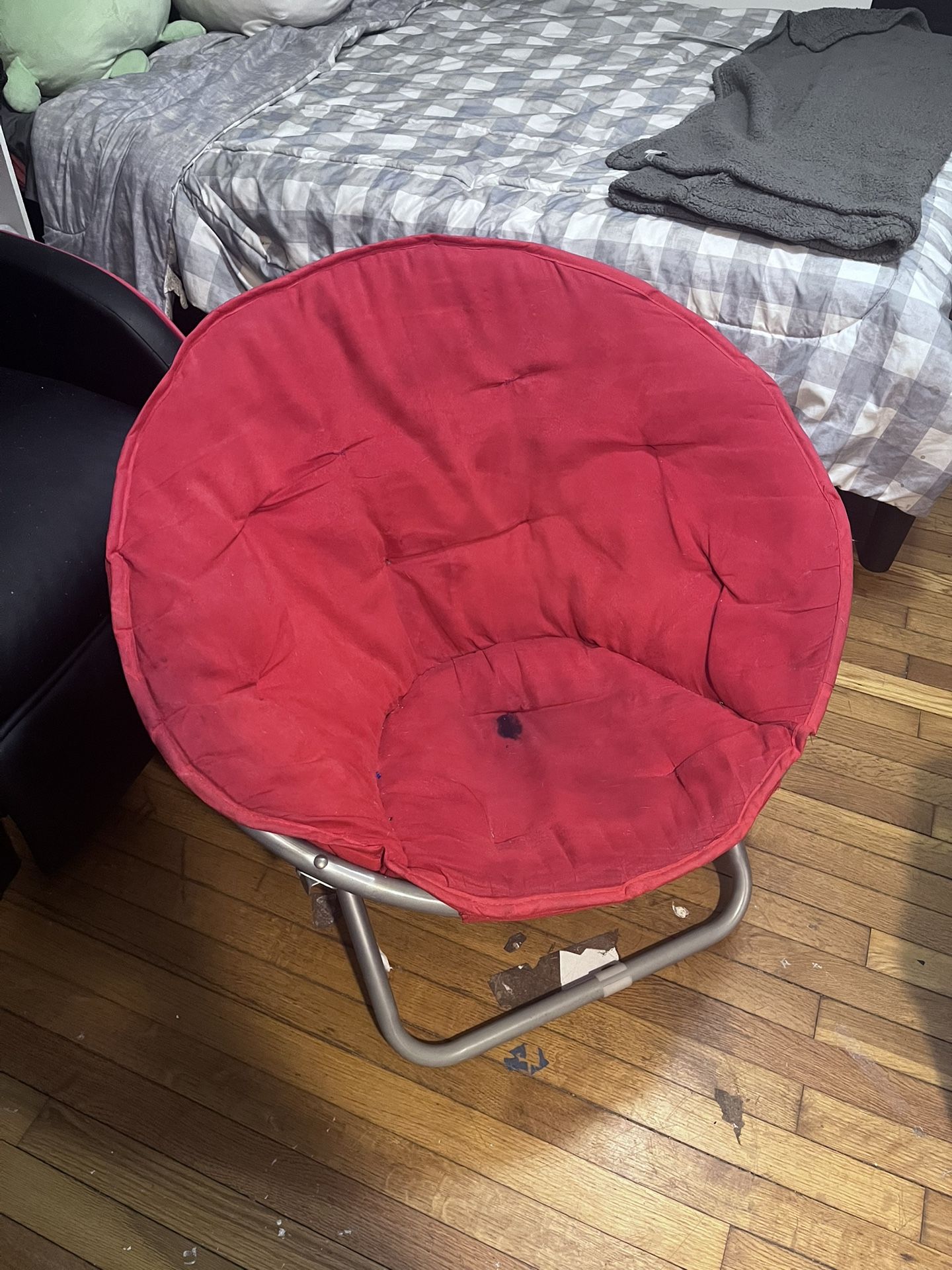 Red lounge Saucer Chair