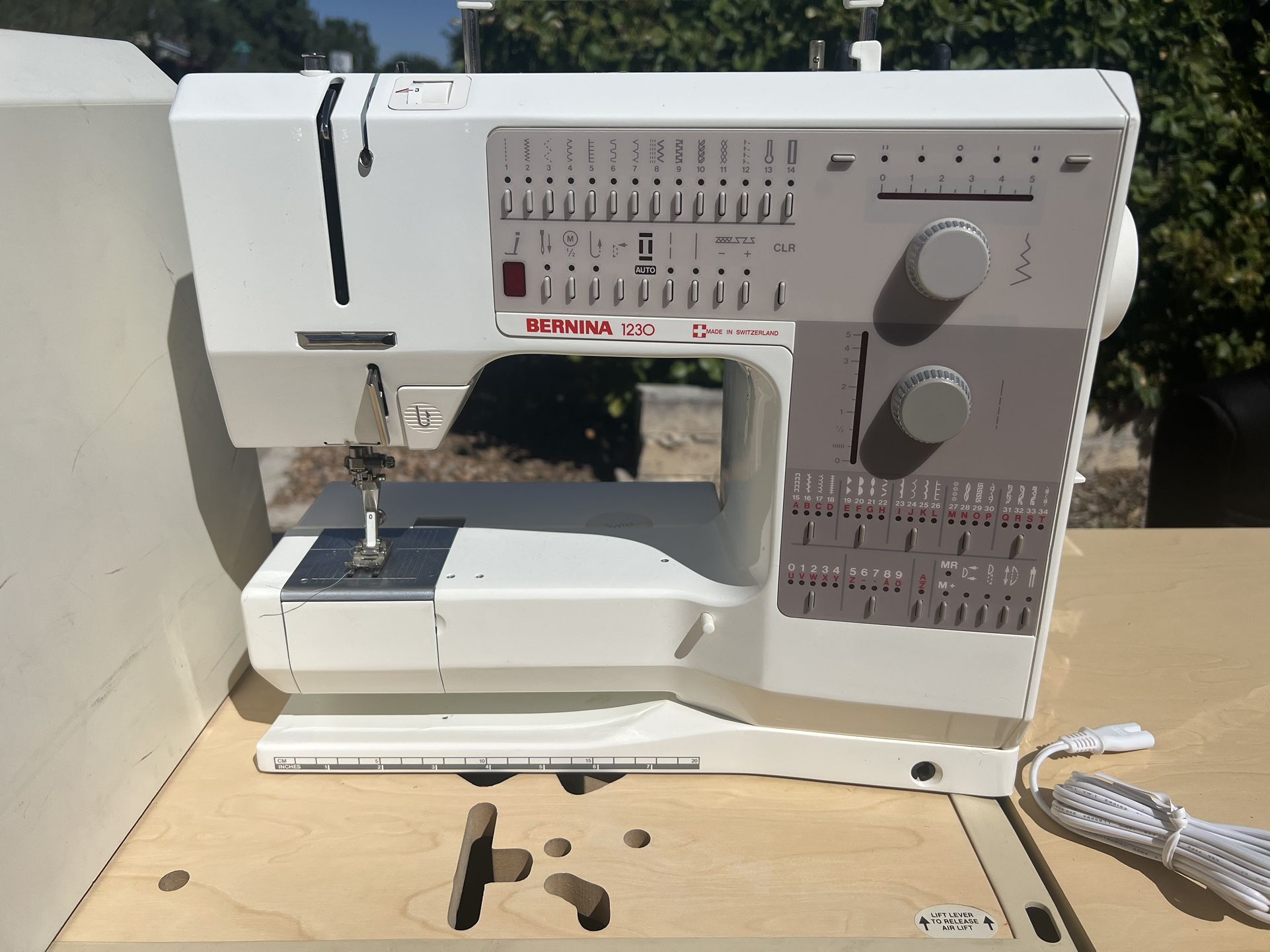 Bernina 1230 Sewing machine With Table