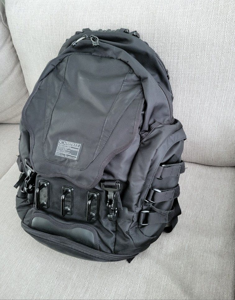 Oakley  S-1242- B  Backpack.  Nylon.  Good Condition. 