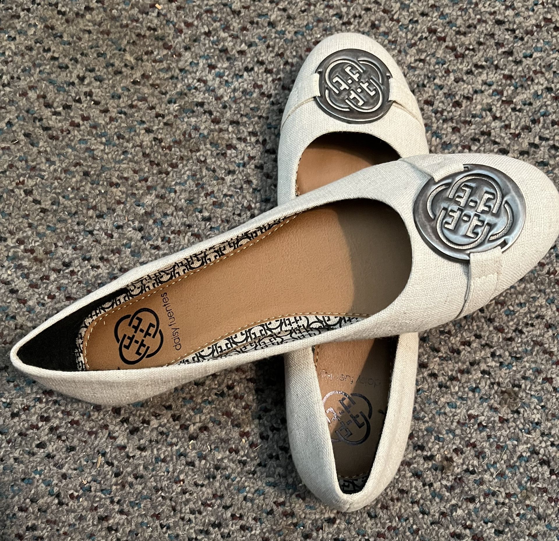 New Daisy Fuentes Ballet Flat Women Shoes Size 7.5 With Metal Emblem. Cream