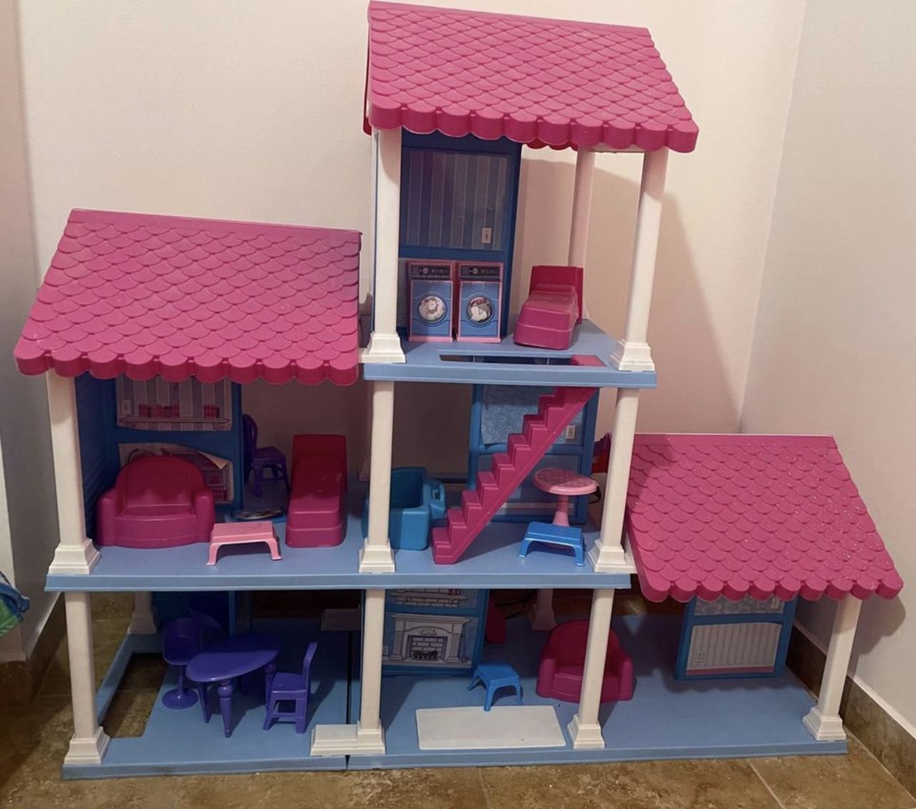 Doll House With Pieces 