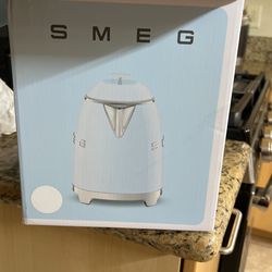 SMEG 50's Retro Style 3-Cup Mini Electric Kettle- new w/ packaging