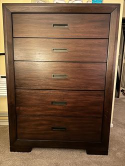 Landcaster Brown 5-drawer dresser
