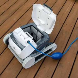 Dolphin E10 Pool Vacuum 