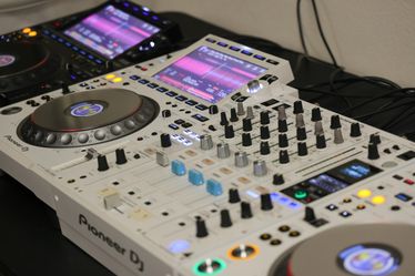 PIONEER DJ 4-DECK SETUP — 2x WHITE CDJ-3000-W + 2x CDJ-3000 + DJM-900NXS2-W