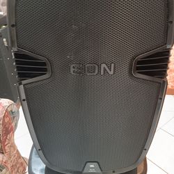 JBL SPEAKER 515XT.     HAS DEFECTIVE AMPLIFIER AMP.      BUT YOU CAN USE LIKE PASSIVE SPEAKER BECAUSE IS READY FOR THIS