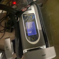 Oxygen breathing machine with two batteries