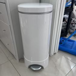 Munchkin® UV Diaper Pail #1 in Odor Control