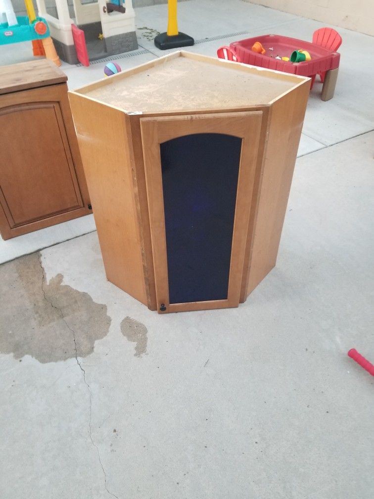 4 cabinet pieces 2 corners 2 regular These are above the scene cabinets