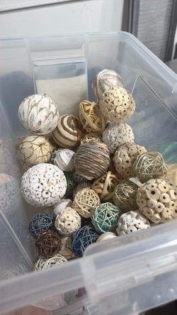 Round bowls decor, wicking etc selling for $20 pick up now