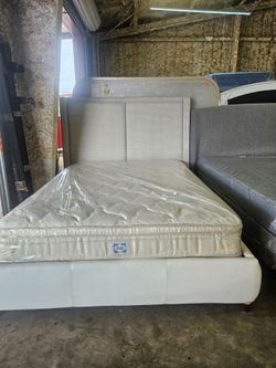 Queen bed with matress good conditions $250