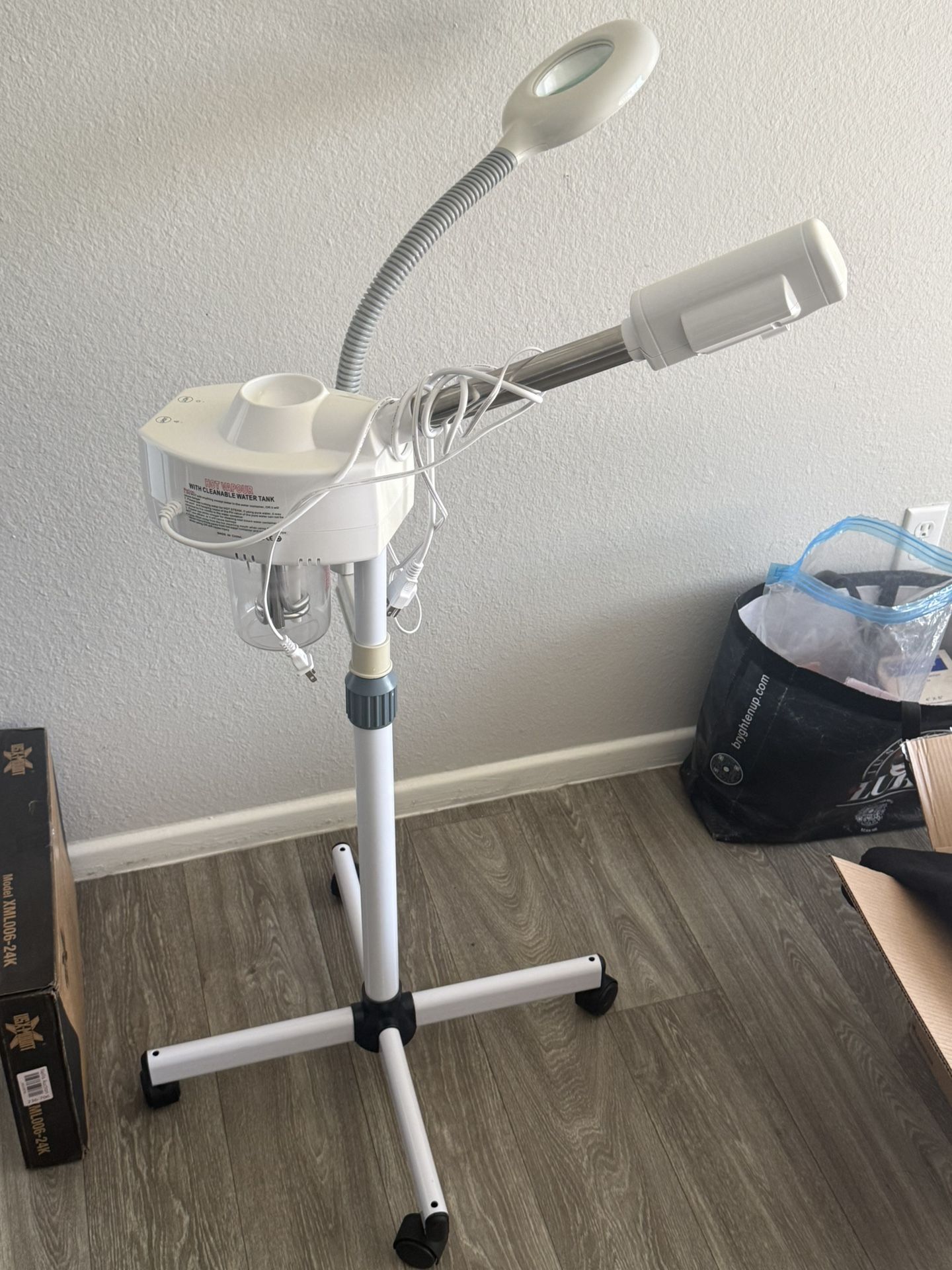 Facial Steamer W/Magnifying Light 