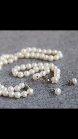 Fresh water pearl 3 piece set! Necklace earrings and bracelet! Brand new!