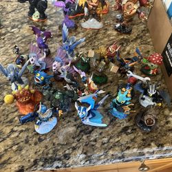 Skylanders Figures + Cases