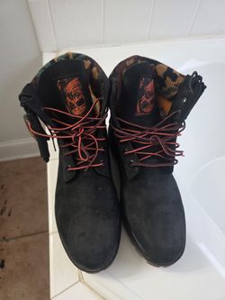 This is a Timberland 6 Inch Heritage Warm Lined Boot in the Black Camo colorway. 