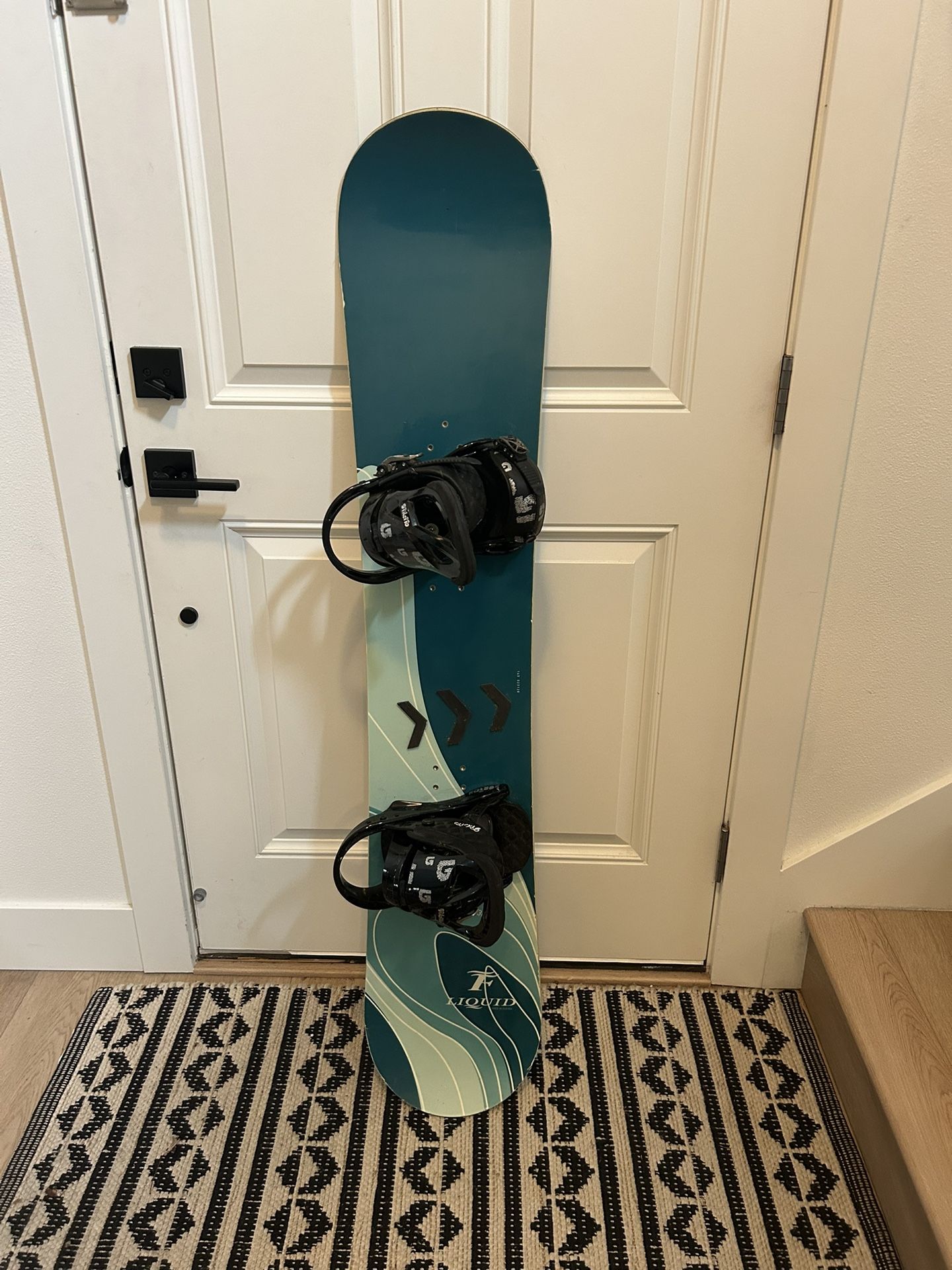 Snowboard - Liquid - 143cm and Burton Bindings - Medium