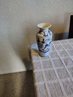 Vintage Chinese Porcelain Vase 