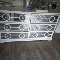 Modern Chest With Mirror Drawers
