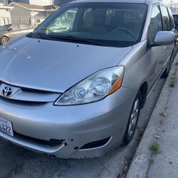 Toyata Sienna Le 
