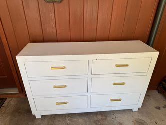 6 drawer drawer in great condition 1 drawer sticks need gone asking 100