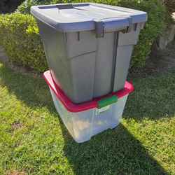 2 storage containers