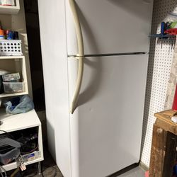Frigidaire Top-Freezer Refrigerator