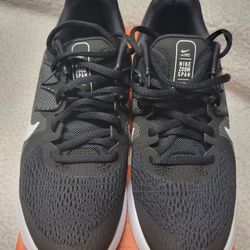 Black And White Nike Zoom Span Shoes Size 5 - NEW
Come with 