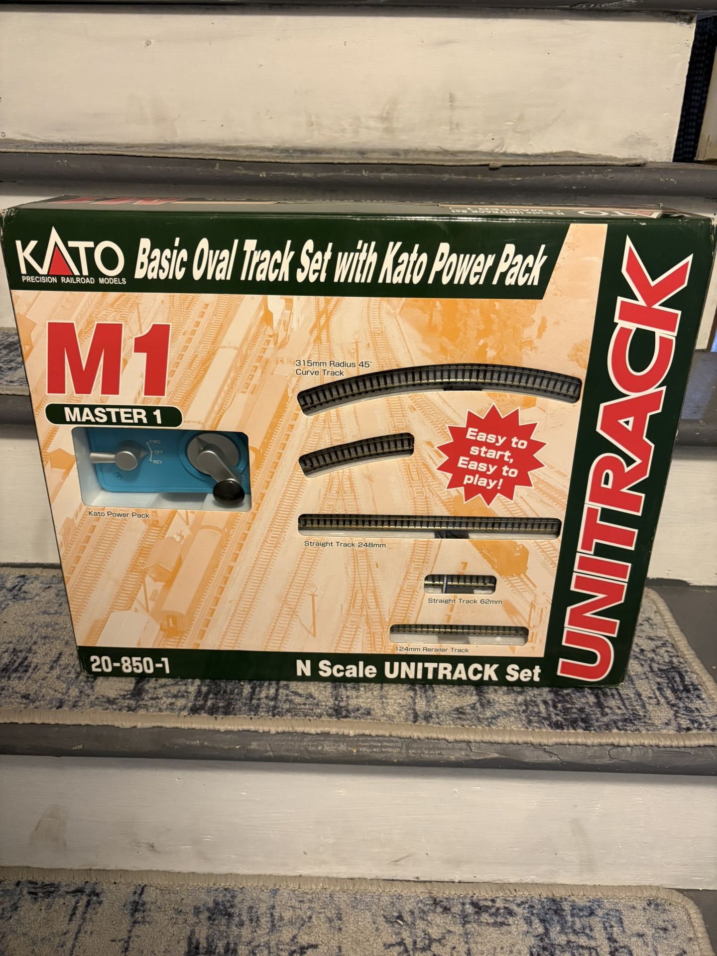 Kato Basic Oval Track Set With Kato Power Pack