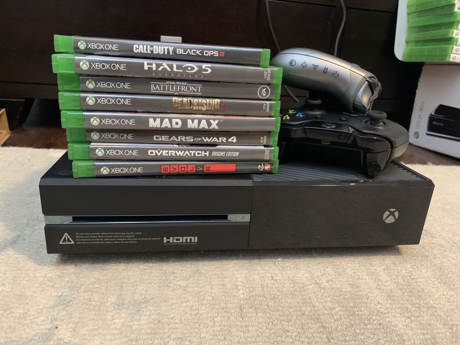 Xbox One/8 Video games/2 controllers/2 headphones