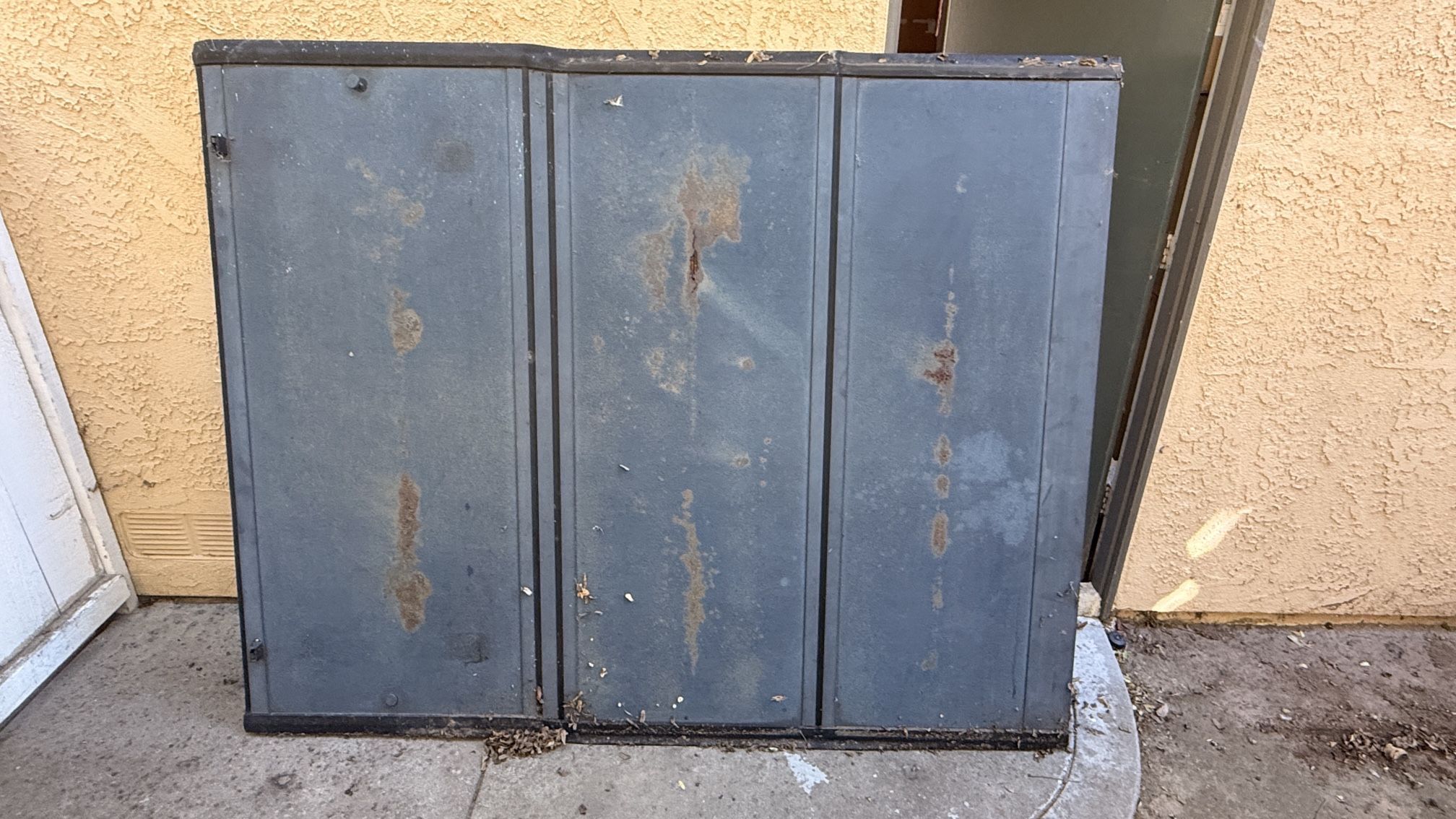 Tri-Fold Truck Bed Cover with Rails and Mounting Hardware – Fits Ford 2016+ F-150 (6.5ft Bed)