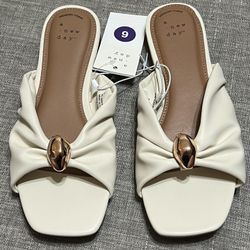 A NEW DAY Thea Sandals with Memory Foam Insole and a Gold Accent Knot Size 6 NWT