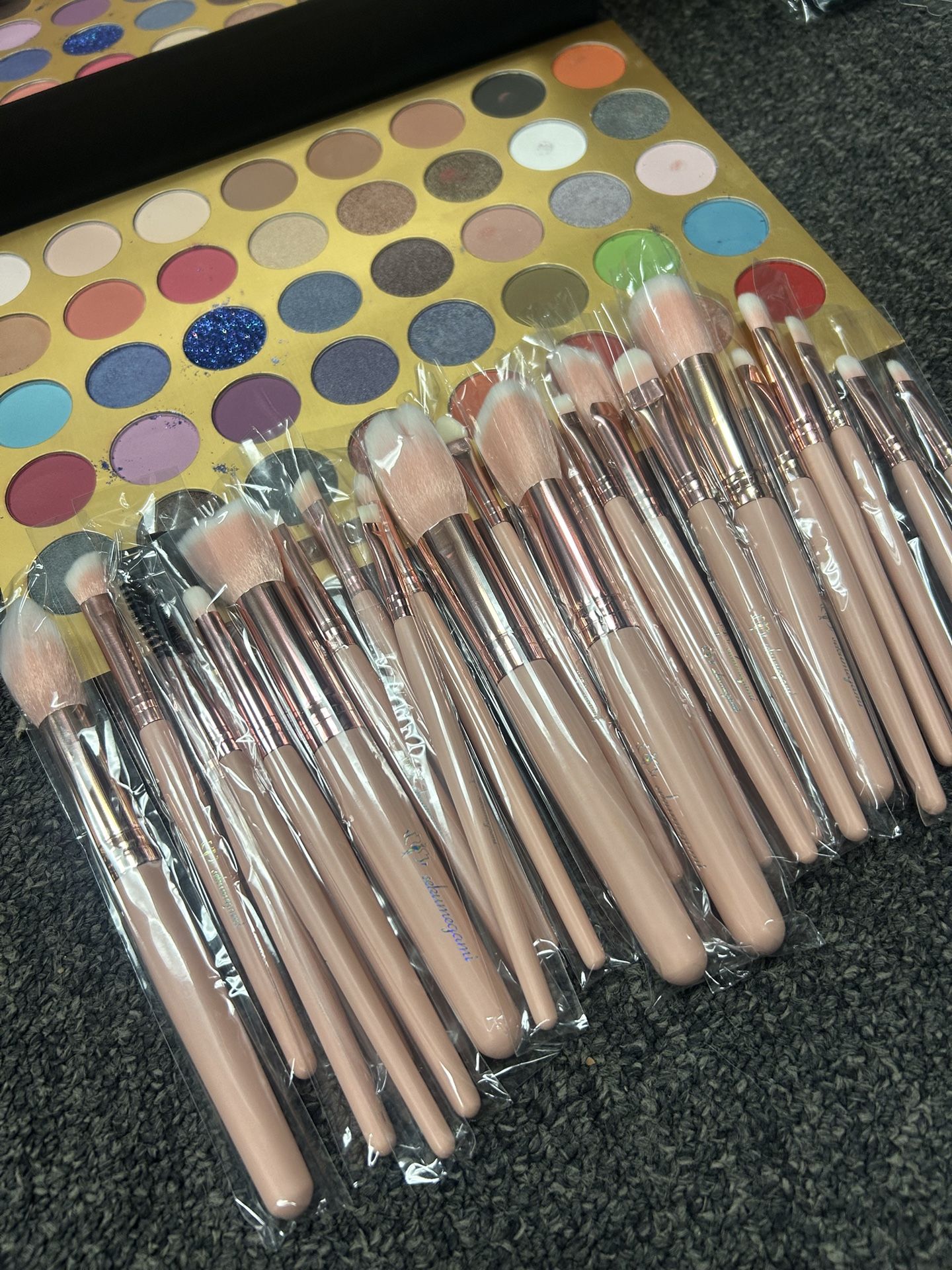 40 Colors Makeup Plate With 20 Pcs Make Up Brushes 