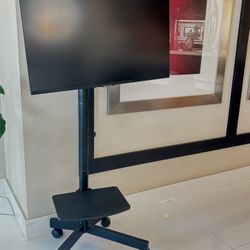 Selling a brand-new Samsung S32BM702UN 32” monitor.