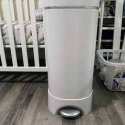 Munchkin Step Diaper Pail