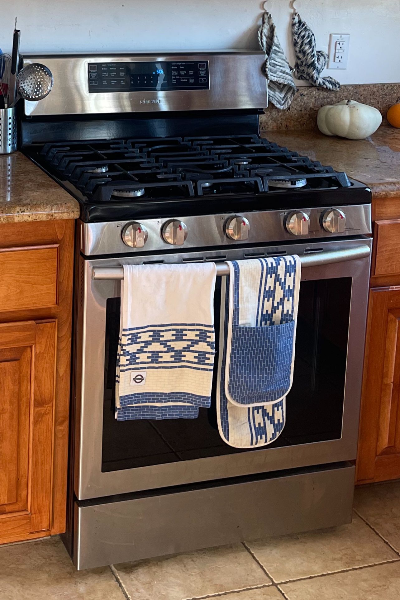 Double Oven Gas Range - Fully Functional 